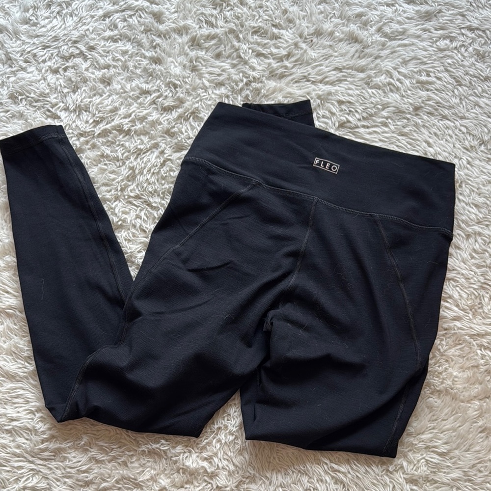 Fleo Black Ribbed High-Waisted Leggings